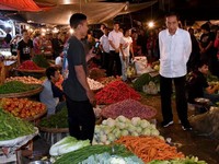 Malam Malam, Jokowi ke Pasar untuk Cek Harga Pangan
