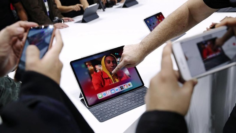 Sudah 10 tahun sejak Steve Jobs meluncurkan produk ini untuk kali pertama, Apple akhirnya membuat peningkatan besar pada MacBook Air.
