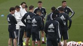 Solari sedang mengarahkan pemain-pemain Madrid dalam sesi latihan jelang menghadapi Melilla dalam laga 32 besar Copa del Rey 2018/2019. (REUTERS/Susana Vera)