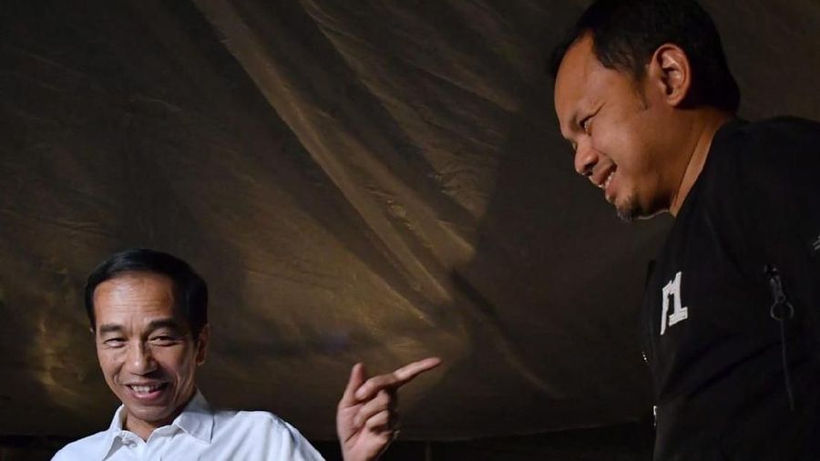 Setiba disana Jokowi langsung menghampiri para pedagang dan menanyakan soal harga.