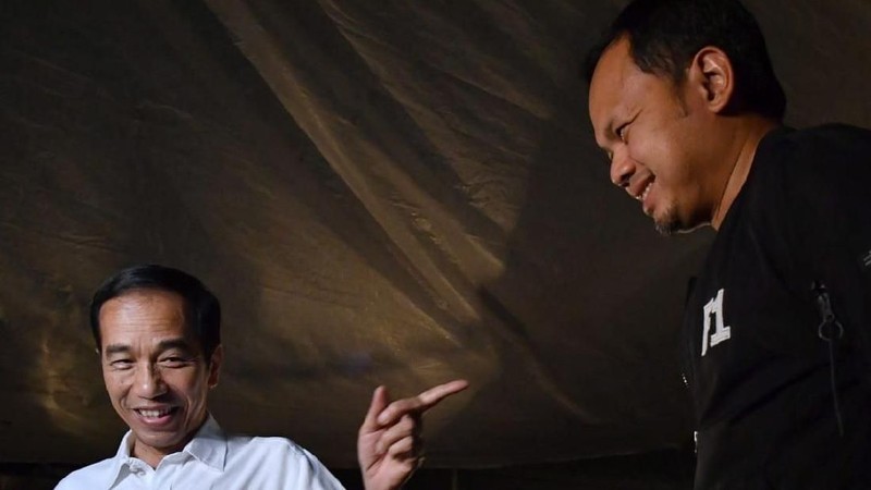 Setiba disana Jokowi langsung menghampiri para pedagang dan menanyakan soal harga.
