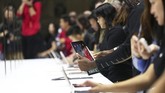Setelah mengenalkan iPad Pro, Apple juga memamerkan versi terbaru MacBook Air. Untuk versi teranyar ini, dihargai mulai dari US$1.199 atau Rp18,2 juta. (REUTERS/Shannon Stapleton)
