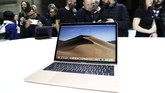 MacBook Air terbaru tak lagi memiliki tepian aluminium yang sama lagi. Tepian itu sempat menjadi ciri khas Apple. (REUTERS/Shannon Stapleton)