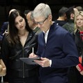 Dapat Bonus Saham Apple, Tim Cook Bakal Jadi Crazy Rich Dunia
