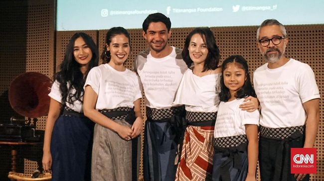 'Bunga Penutup Abad' Pentas Ulang Berkat Canda Reza Rahadian