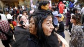 'Penampakan' hantu bermuka dua pada sebuah parade Halloween di Kawasaki. (REUTERS/Toru Hanai)