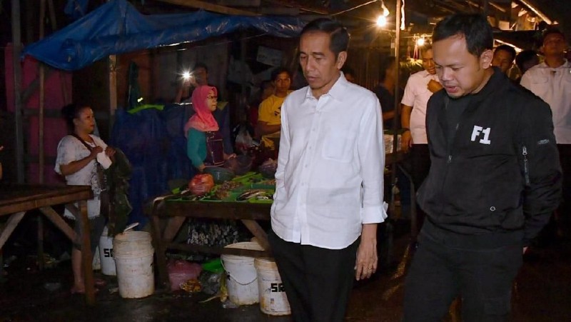 Setiba disana Jokowi langsung menghampiri para pedagang dan menanyakan soal harga.