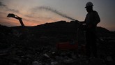 Pekerja menyemprotkan IM6 pada tumpukan sampah untuk menekan bau. (ANTARA FOTO/Zabur Karuru)