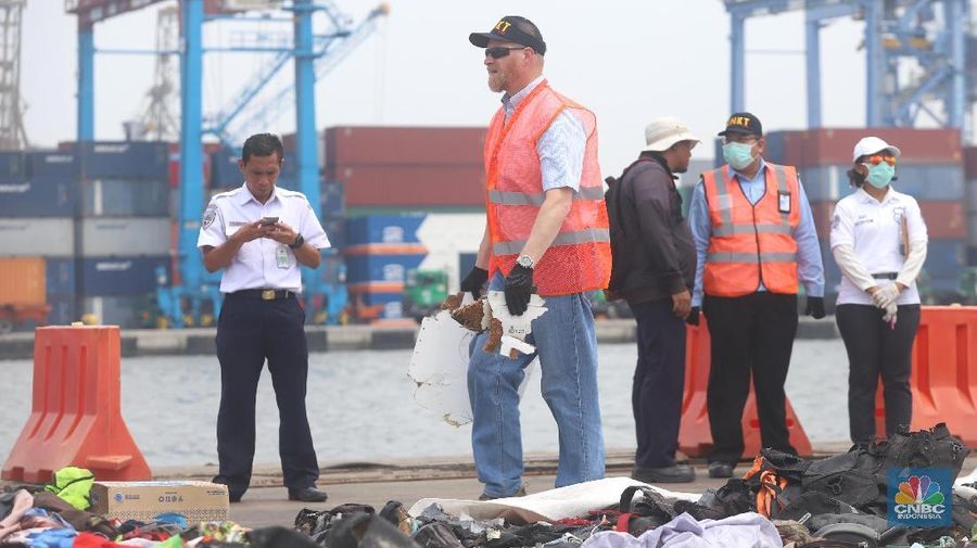 Mereka ikut menelisik serpihan dari pesawat Lion Air JT 610.