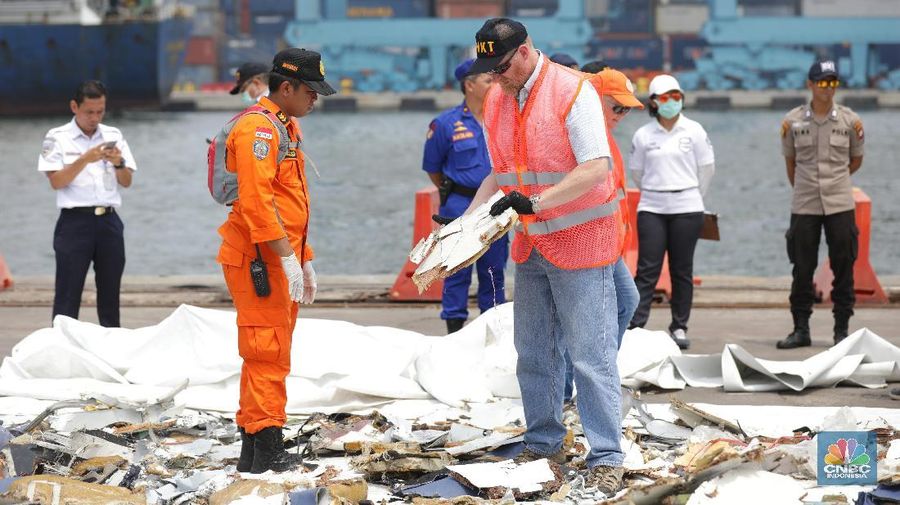 Mereka ikut menelisik serpihan dari pesawat Lion Air JT 610.