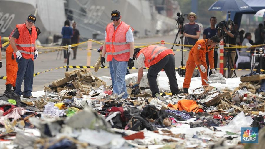 Mereka ikut menelisik serpihan dari pesawat Lion Air JT 610.