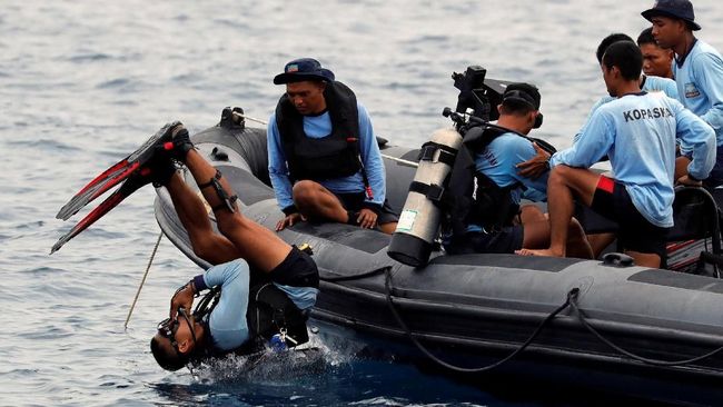 Tim Penyelam Kembali Cari Black Box Berisi Percakapan Pilot