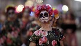 Sekilas konsepnya hampir sama dengan Halloween, namun mayoritas orang yang merayakan akan berdandan dengan tata rias tengkorak.
