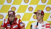 Marc Marquez terlihat serius mendengarkan Andrea Dovizioso bicara dalam konferensi pers MotoGP 2018, Kamis (1/11). (CNN Indonesia/Haryanto Tri Wibowo)