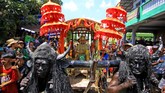 Pemeran kebo-keboan mengarak wanita yang disimbolkan sebagai sosok Dewi Sri (dewi padi) saat digelar ritual adata Kebo-keboan di Alasmalang, Banyuwangi, Jawa Timur. (ANTARA FOTO/Budi Candra)