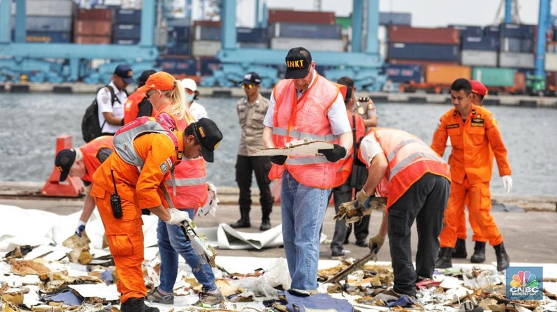 Mereka ikut menelisik serpihan dari pesawat Lion Air JT 610.