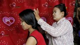 Rambut tak sekadar mahkota perempuan. Bagi Za Za Lin, rambut bisa membantunya membayar sewa rumah dan memperbaiki kehidupannya. (REUTERS/Ann Wang)