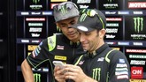 Duo Tech 3 Yamaha, Hafizh Syahrin dan Johann Zarco, tertawa ketika melihat telepon seluler. (CNN Indonesia/Haryanto Tri Wibowo)