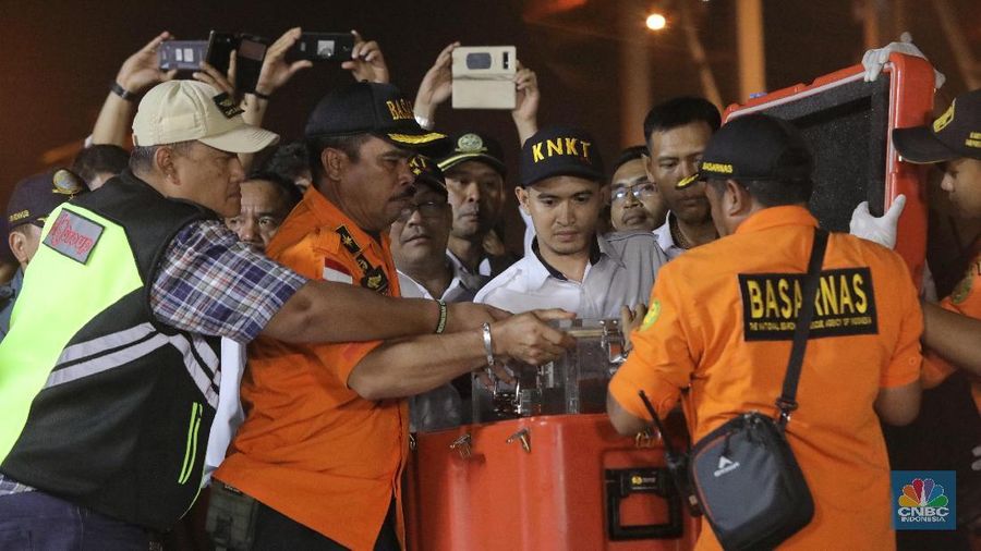 Black box ditemukan dalam kondisi utuh di kedalaman 30 meter.