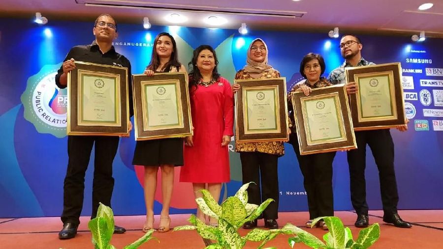 Transmedia meraih penghargaan Best of The Best Owned Media 2018 untuk program Transmedia connected.