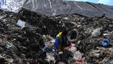 Pekerja memeriksa pipa yang menyalurkan gas metana yang dihasilkan tumpukan sampah. ANTARA FOTO/Zabur Karuru