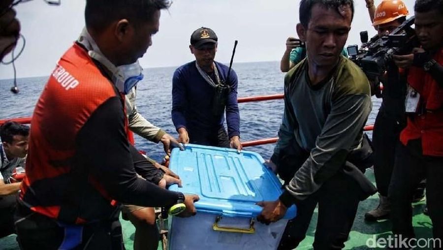 Black box yang ditemukan adalah Flight Data Recorder (FDR) yang berisi tentang data penerbangan ketinggian pesawat