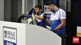 Kru mekanik Reale Avintia Racing kepanasan menyusul cuaca yang mencapai 34 derajat celsius di Sirkuit Sepang, Kamis (1/11) siang. (CNN Indonesia/Haryanto Tri Wibowo)