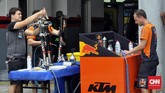 Kru mekanik KTM membersihkan sasis dan perangkat sepeda motor Pol Espargaro dan Bradley Smith. (CNN Indonesia/Haryanto Tri Wibowo)