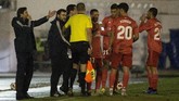 Santiago Solari (kiri) yang berperan sebagai pelatih sementara mengarahkan pemain-pemain Madrid di tengah-tengah pertandingan. (JORGE GUERRERO / AFP)