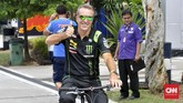 Bos Tech 3 Yamaha Herve Poncharal naik sepeda keliling Sirkuit Sepang. (CNN Indonesia/Haryanto Tri Wibowo)