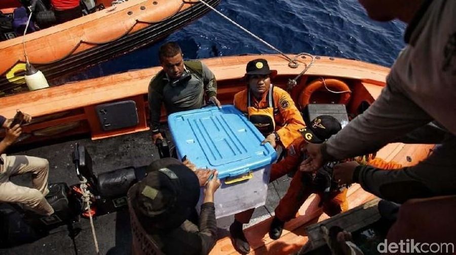 Black box yang ditemukan adalah Flight Data Recorder (FDR) yang berisi tentang data penerbangan ketinggian pesawat