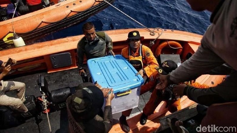 Black box yang ditemukan adalah Flight Data Recorder (FDR) yang berisi tentang data penerbangan ketinggian pesawat