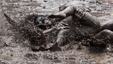 Pemeran kebo-keboan berkelahi dengan warga pemeran hama pada ritual itu. (ANTARA FOTO/Budi Candra)