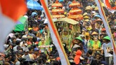 Warga memadati area ritual adat Kebo-keboan saat arak-arakan Dwi Sri (Dewi Padi) di Alasmalang. (ANTARA FOTO/Budi Candra)