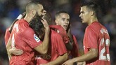 Karim Benzema (kiri) merayakan gol pembuka kemenangan Real Madrid bersama rekan-rekannya. (JORGE GUERRERO / AFP)