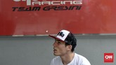 Pebalap Aleix Espargaro duduk santai di depan hospitality tim Aprilia di Sirkuit Sepang. (CNN Indonesia/Haryanto Tri Wibowo)