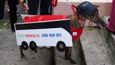Bahkan lebih gilanya lagi, ada juga anjing yang didandani layaknya sebuah bus. (REUTERS/Carlo Allegri)