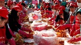 Sebuah festival kimchi pun digelar di Korea. Festival ini diikuti oleh 6 ribu orang. (REUTERS/Kim Hong-Ji)