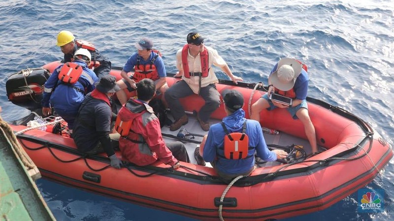 Kemarin, tim SAR berhasil menemukan Black box Flight Data Recorder (FDR) yang berisi data penerbangan, ketinggian pesawat, dan lain-lain.
