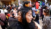 Seorang pria berpose dengan kostum di depan kamera setelah parade Halloween di Kawasaki, selatan Tokyo. (Reuters/Toru Hanai)