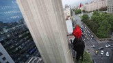 Seni instalasi di Santiago, Chile, memperlihatkan burung pelatuk di sebuah menara komunikasi. (Reuters/Ivan Alvarado)