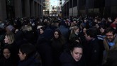 Karyawan Google ramai berdiri di luar kantor di Dublin, Irlandia. Aksi ini merupakan bentuk protes atas masalah pelecehan seksual yang terjadi dalam perusahaan. (REUTERS/Clodagh Kilcoyne)
