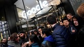 Aksi walkout tidak hanya terjadi di Dublin, Irlandia. Foto ini diambil dari kantor Google London, Irlandia. Hampir seluruh negara yang memiliki kantor Google melakukan aksi protes. (REUTERS/Toby Melville)