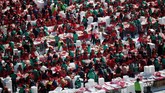 Sebagai bagian dari tradisi, orang-orang Korea membuat kimchi sebelum musim dingin sehingga mereka bisa menyantap sayur yang difermentasi dengan cabai bubuk itu. (REUTERS/Kim Hong-Ji)