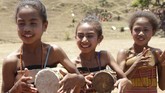 Untuk melestarikan tarian warisan leluhur ini, sebuah acara bernama Festival Fulan Fehan digelar dan mengajak banyak anak-anak muda untuk mengenal budaya nenek moyangnya. (ANTARA FOTO/Kornelis Kaha)