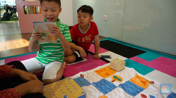 Anak-anak sangat aktif didalam kelas. Mulanya mereka membaca alur cerita dan mengaplikasikan simbol-simbol kedalam box kayu untuk menjalankan robot sesuai dengan petunjuk didalam buku yang mereka baca (CNBC Indonesia/ Fitriyah Said)