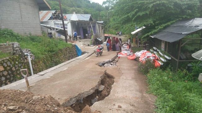 Tanah Bergerak Ratusan Warga Gunungbatu Sukabumi Mengungsi