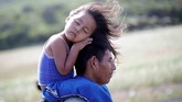 Rosendo Noviega, 38, imigran dari Guatemala, menggendong anaknya Belinda Izabel saat berjalan di Juchitan dari Santiago Niltepec, Meksiko. Ia berasal dari Amerika Tengah, menuju Amerika Serikat. (Reuters/Ueslei Marcelino)