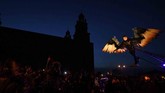 Anggota Macnas unjuk gigi dalam parade Halloween 'Out of the Wild Sky' di Irlandia. (Reuters/Clodagh Kilcoyne)