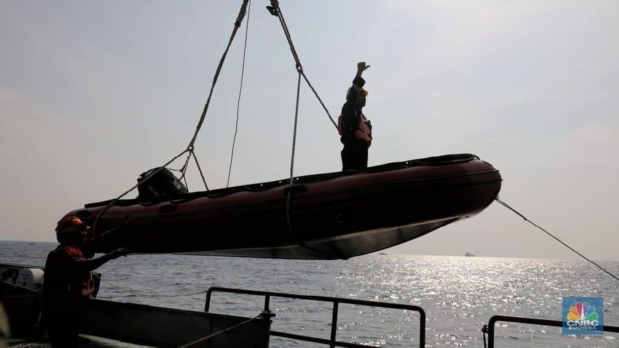 Kemarin, tim SAR berhasil menemukan Black box Flight Data Recorder (FDR) yang berisi data penerbangan, ketinggian pesawat, dan lain-lain.